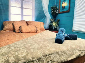 Rosewood Cottage -Entire 2 bedroom home with Netflix & WiFi